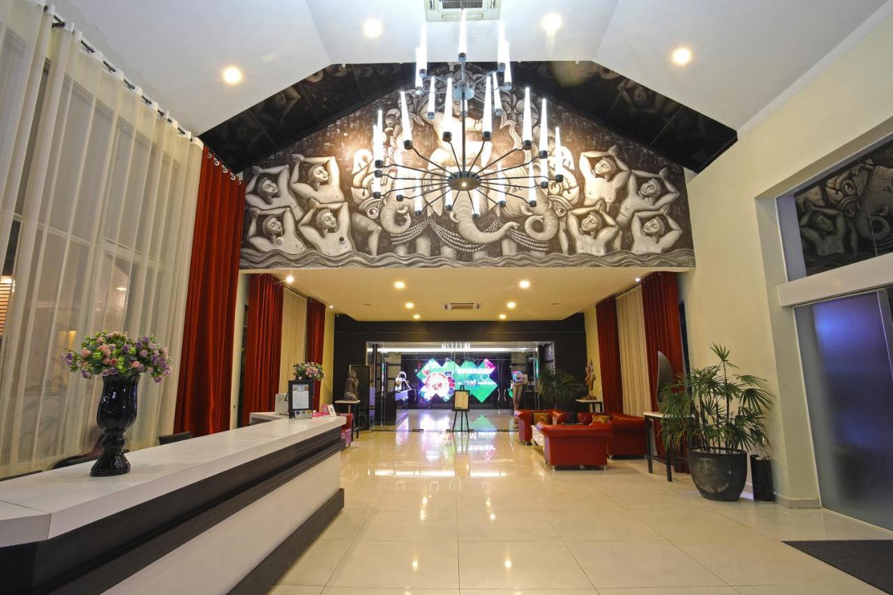 Queenco Hotel & Casino Sihanoukville Exterior photo
